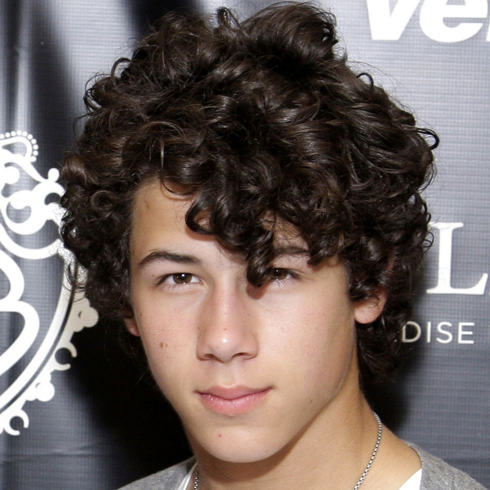 Стрижки подросток волнистые. Nick Jonas curly hair. Nick Jonas прически. Прически для подростков с вьющимися волосами. Стрижки для подростков с кудрявыми волосами.